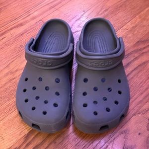 Crocs (dark gray)
